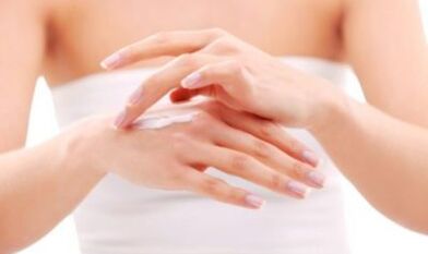 κορίτσι που εφαρμόζει αλοιφή στο χέρι της