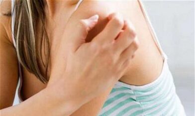 κορίτσι που ξύνει τον ώμο της